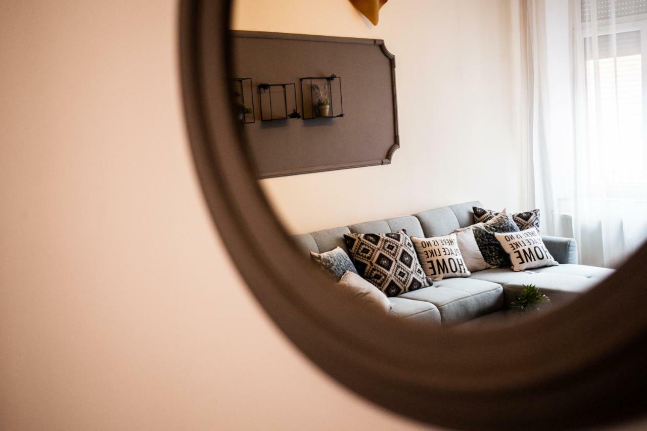 Art Downtown Alecsandri St Luxury Apartment Oradea Bagian luar foto